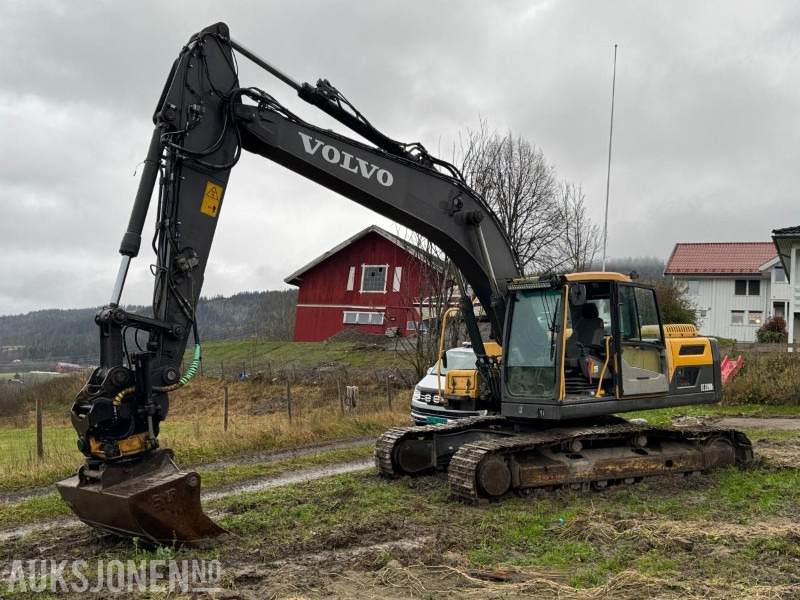 2013 Volvo EC220DL gravemaskin med 2 skuffer / Tiltrotator - Escavatore: foto 1 2013 Volvo EC220DL gravemaskin med 2 skuffer / Tiltrotator - Escavatore: foto 1