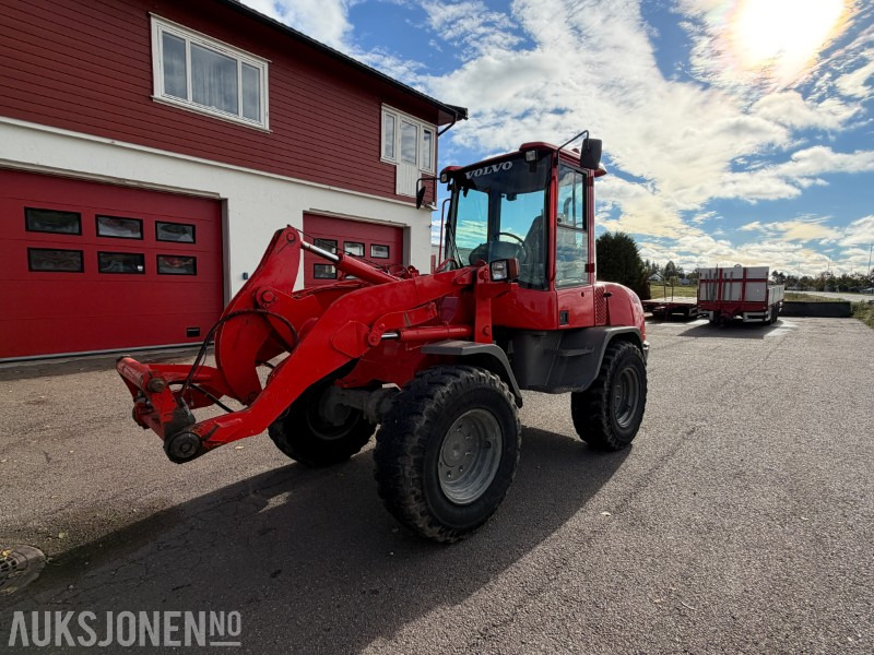 2013 Volvo L30B-Z7X Hjullaster - 6650kg - Ryggekamera - Universalskuff - Pallegafler - Pala gommata: foto 1 2013 Volvo L30B-Z7X Hjullaster - 6650kg - Ryggekamera - Universalskuff - Pallegafler - Pala gommata: foto 1