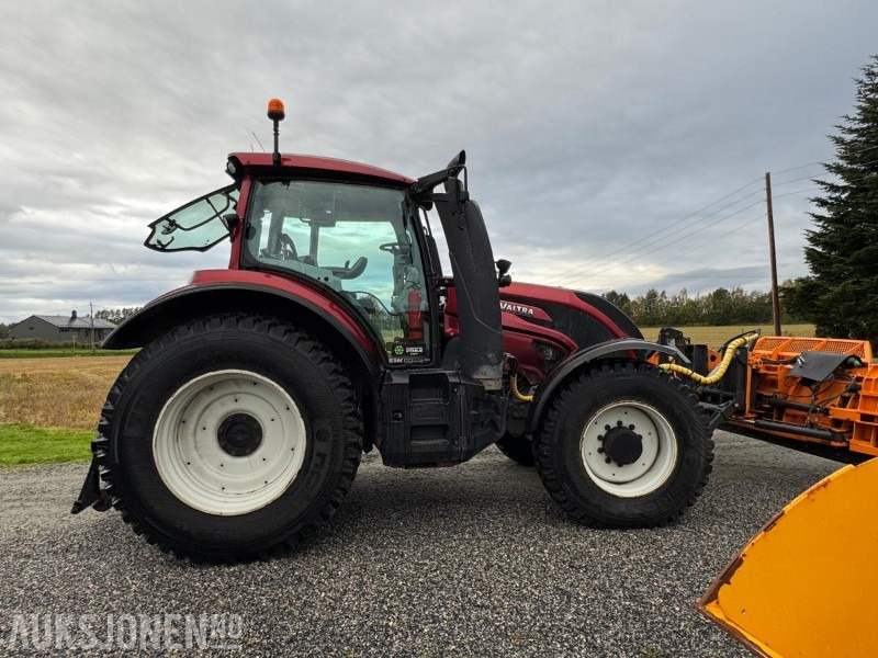 2016 Valtra T174E med Schmidt Tellefsdal U-LS 43.6 plog (2022), Valtra 76 frontlaster og betong lodd - Trattore: foto 4 2016 Valtra T174E med Schmidt Tellefsdal U-LS 43.6 plog (2022), Valtra 76 frontlaster og betong lodd - Trattore: foto 4