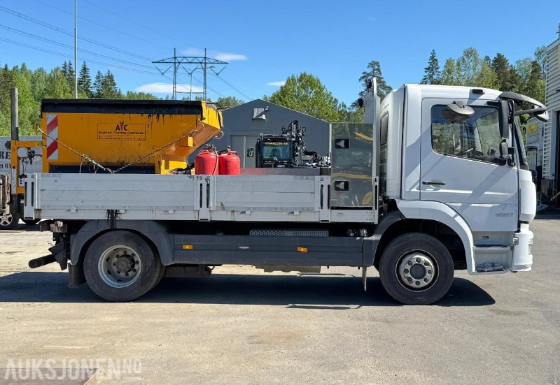 2021 Mercedes-Benz Atego 1530 lappebil/asfaltcontainer/hengsrød plan/adaptiv cruisecontrol/kamera - Autocarro con pianale/ Cassone fisso: foto 4 2021 Mercedes-Benz Atego 1530 lappebil/asfaltcontainer/hengsrød plan/adaptiv cruisecontrol/kamera - Autocarro con pianale/ Cassone fisso: foto 4