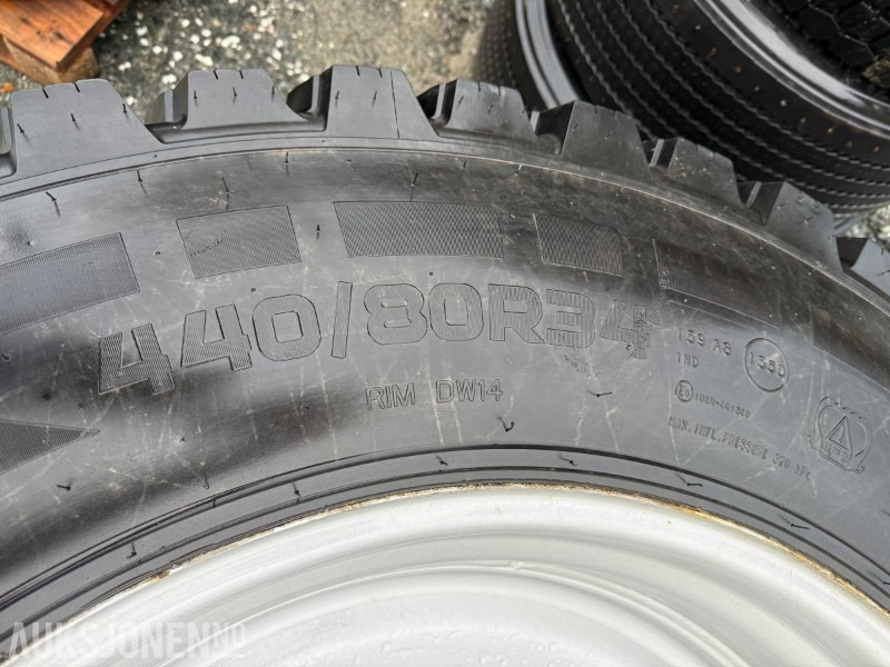 4 stk traktordekk med pigg stått på New Holland T5060 - Trattore: foto 2 4 stk traktordekk med pigg stått på New Holland T5060 - Trattore: foto 2