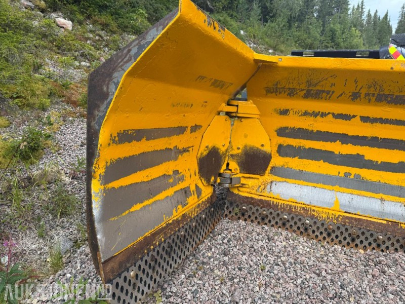 2006 Gjerstad klappskjær med stort BM feste - Attrezzatura per Macchina da cantiere: foto 4 2006 Gjerstad klappskjær med stort BM feste - Attrezzatura per Macchina da cantiere: foto 4