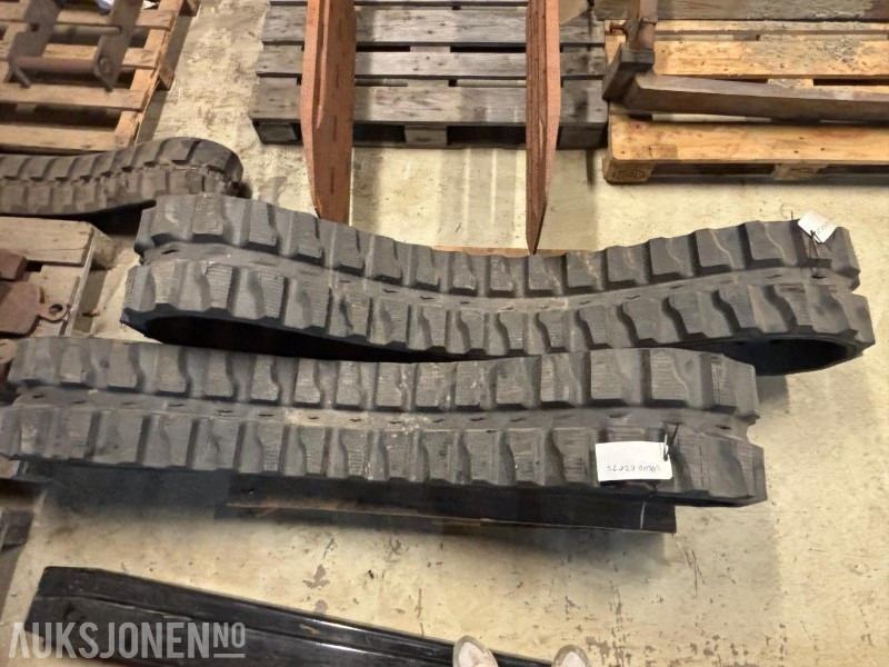 NYE VOLVO GUMMIBELTER PASSER BLANT ANNET TIL ECR 25 - Attrezzatura per Macchina da cantiere: foto 1 NYE VOLVO GUMMIBELTER PASSER BLANT ANNET TIL ECR 25 - Attrezzatura per Macchina da cantiere: foto 1