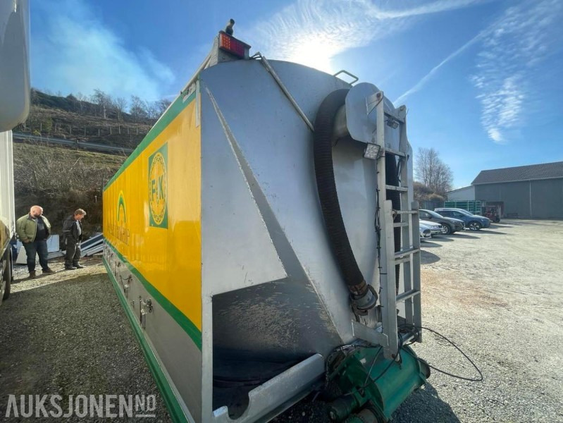 2005 Tank til mel og korn - Bulk-transport - 35 000 liter - Tipp kydraulikk - 7 rom - Kamera - Sluser - Hjelperamme. - Camion: foto 4 2005 Tank til mel og korn - Bulk-transport - 35 000 liter - Tipp kydraulikk - 7 rom - Kamera - Sluser - Hjelperamme. - Camion: foto 4