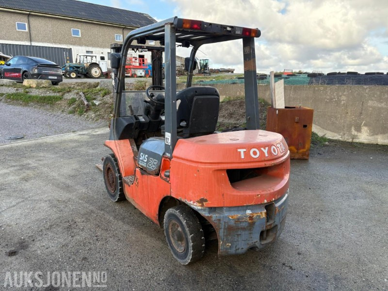 2003 Toyota 7FD25 - Mezzo di movimentazione: foto 4 2003 Toyota 7FD25 - Mezzo di movimentazione: foto 4