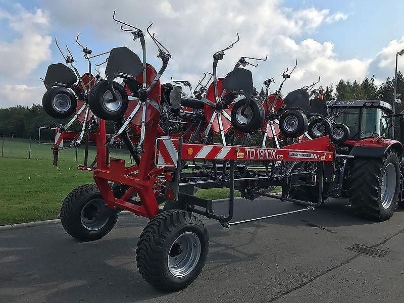 Massey Ferguson MF TD 1310 X TRC / Lotus 1250 Profi - Voltafieno: foto 2 Massey Ferguson MF TD 1310 X TRC / Lotus 1250 Profi - Voltafieno: foto 2