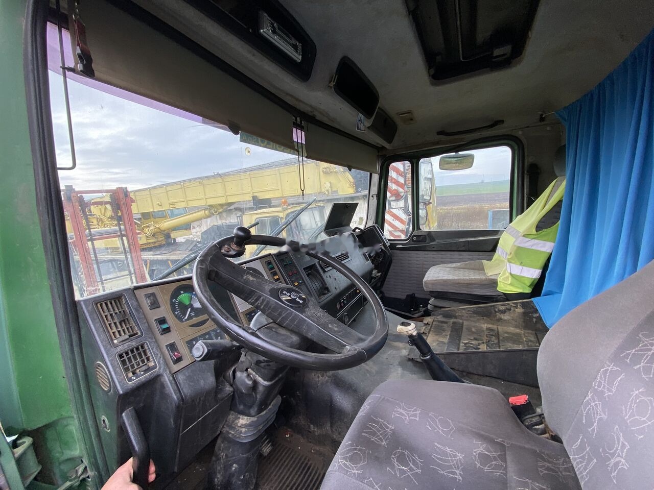 Foto d'interni 2: Autocarro ribaltabile MAN 41-422 - Trakker 8x4 - Diferential 100 TONE