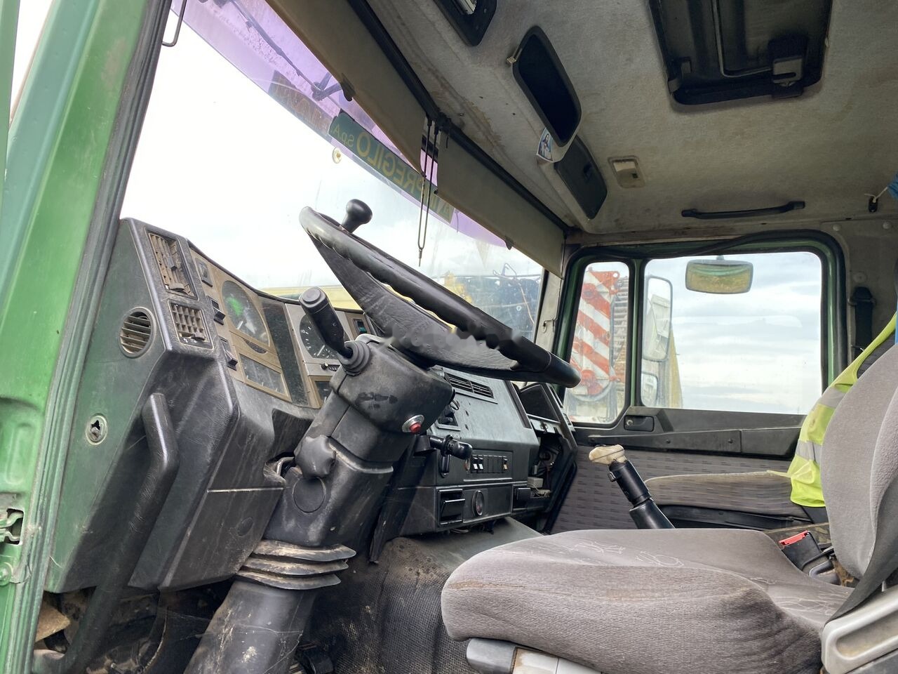 Foto d'interni 1: Autocarro ribaltabile MAN 41-422 - Trakker 8x4 - Diferential 100 TONE