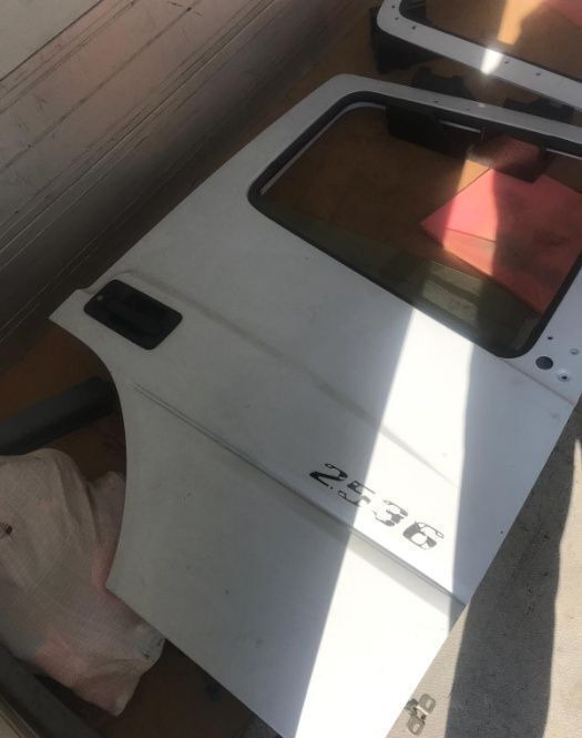 Mercedes-Benz Actros,ATEGO,AXOR truck - Porta e ricambi per Camion: foto 1 Mercedes-Benz Actros,ATEGO,AXOR truck - Porta e ricambi per Camion: foto 1