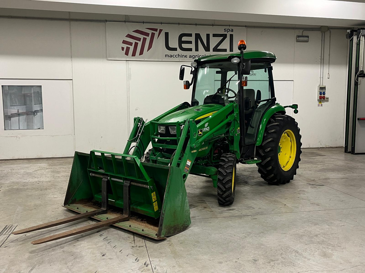 JOHN DEERE 4066 R ( IDROSTATICO ) - Trattore: foto 2 JOHN DEERE 4066 R ( IDROSTATICO ) - Trattore: foto 2