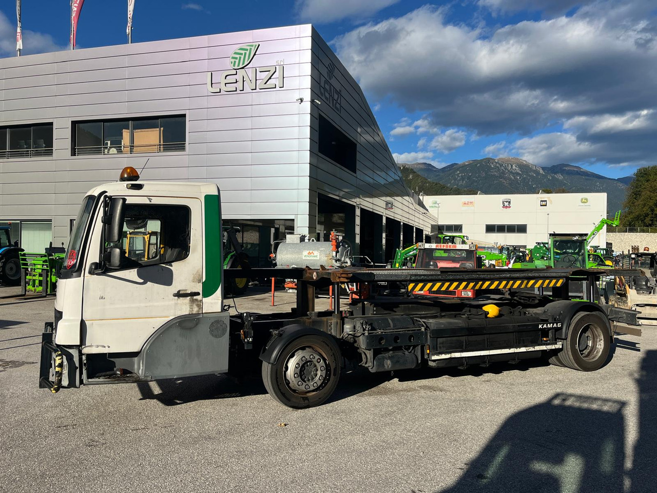 MERCEDES-BENZ KAMAG - Autocarro portacontainer/ Caisse interchangeable: foto 2 MERCEDES-BENZ KAMAG - Autocarro portacontainer/ Caisse interchangeable: foto 2