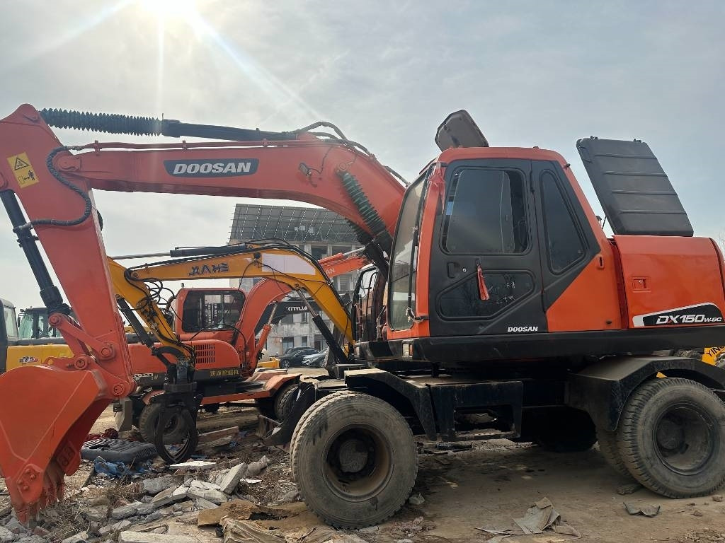Doosan 150 - Escavatore gommato: foto 1 Doosan 150 - Escavatore gommato: foto 1