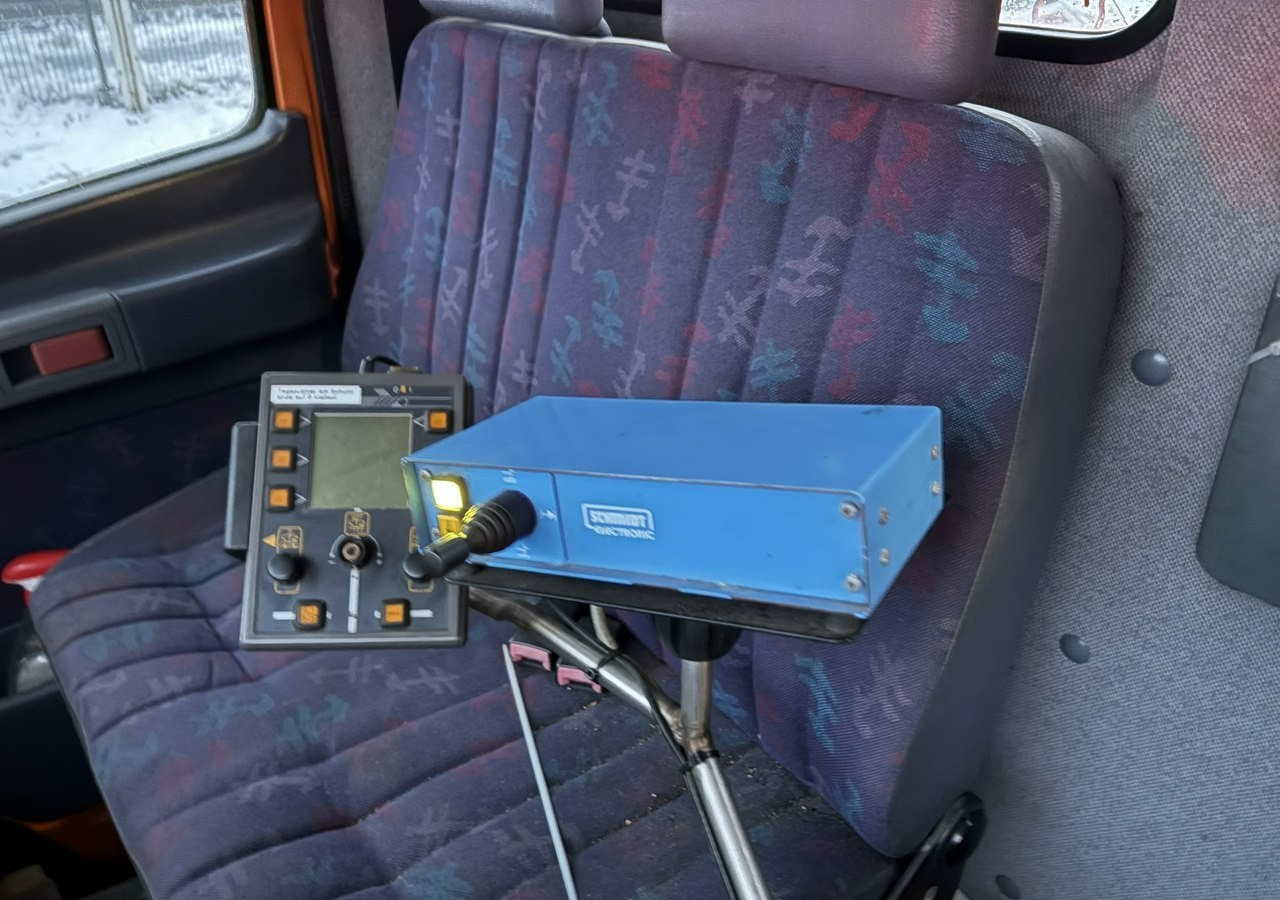 Mercedes-Benz Inny Mercedes-Benz Mercedes Vario 815 Wywrotka 4X4 2004 Pług posypywarka odśnieżarka - Mezzo spazzaneve: foto 4 Mercedes-Benz Inny Mercedes-Benz Mercedes Vario 815 Wywrotka 4X4 2004 Pług posypywarka odśnieżarka - Mezzo spazzaneve: foto 4