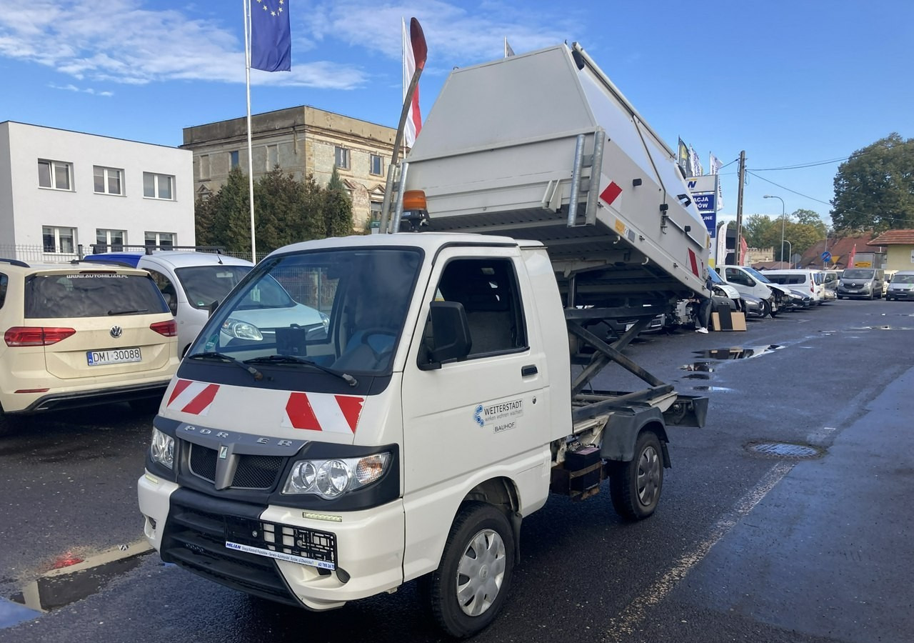 Piaggio Piaggio Porter Śmieciarka Wywrotka 2015 - Camion immondizia: foto 1 Piaggio Piaggio Porter Śmieciarka Wywrotka 2015 - Camion immondizia: foto 1