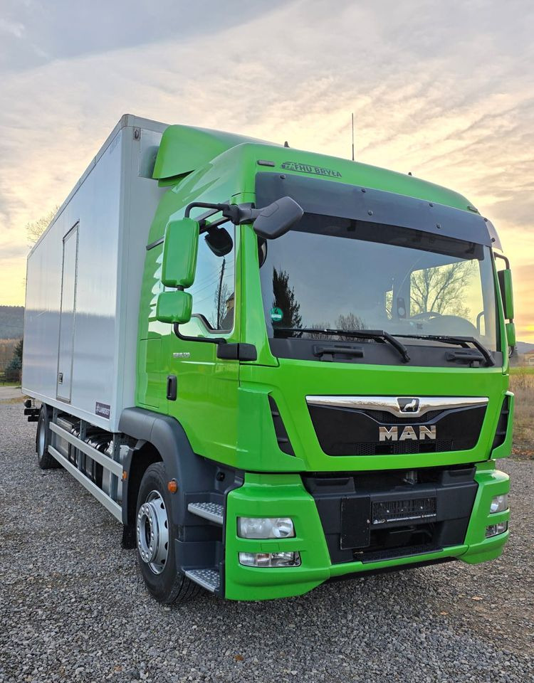 Autocarro frigorifero MAN TGM 18.320 / 18.290 / 15.290 / IZOTERMA / WINDA / 19PALET / E6 / 08.2018 / LIFT / SPROWADZONY / AUTOMAT / SYPIALKA / PIERWSZY WŁAŚCICIEL / BOCZNE DRZWI / STAN BARDZO DOBRY: foto 12 Autocarro frigorifero MAN TGM 18.320 / 18.290 / 15.290 / IZOTERMA / WINDA / 19PALET / E6 / 08.2018 / LIFT / SPROWADZONY / AUTOMAT / SYPIALKA / PIERWSZY WŁAŚCICIEL / BOCZNE DRZWI / STAN BARDZO DOBRY: foto 12