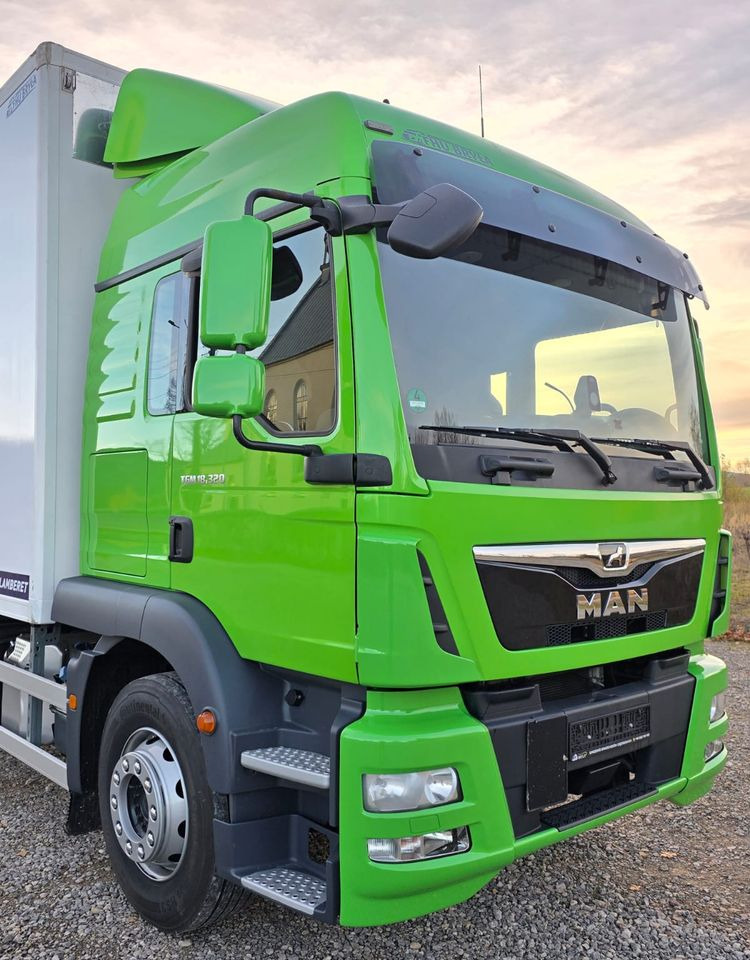 Autocarro frigorifero MAN TGM 18.320 / 18.290 / 15.290 / IZOTERMA / WINDA / 19PALET / E6 / 08.2018 / LIFT / SPROWADZONY / AUTOMAT / SYPIALKA / PIERWSZY WŁAŚCICIEL / BOCZNE DRZWI / STAN BARDZO DOBRY: foto 10 Autocarro frigorifero MAN TGM 18.320 / 18.290 / 15.290 / IZOTERMA / WINDA / 19PALET / E6 / 08.2018 / LIFT / SPROWADZONY / AUTOMAT / SYPIALKA / PIERWSZY WŁAŚCICIEL / BOCZNE DRZWI / STAN BARDZO DOBRY: foto 10