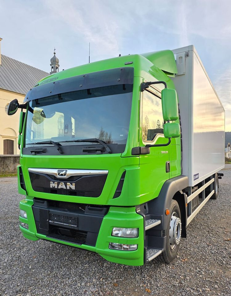 Autocarro frigorifero MAN TGM 18.320 / 18.290 / 15.290 / IZOTERMA / WINDA / 19PALET / E6 / 08.2018 / LIFT / SPROWADZONY / AUTOMAT / SYPIALKA / PIERWSZY WŁAŚCICIEL / BOCZNE DRZWI / STAN BARDZO DOBRY: foto 13 Autocarro frigorifero MAN TGM 18.320 / 18.290 / 15.290 / IZOTERMA / WINDA / 19PALET / E6 / 08.2018 / LIFT / SPROWADZONY / AUTOMAT / SYPIALKA / PIERWSZY WŁAŚCICIEL / BOCZNE DRZWI / STAN BARDZO DOBRY: foto 13