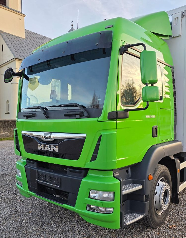 Autocarro frigorifero MAN TGM 18.320 / 18.290 / 15.290 / IZOTERMA / WINDA / 19PALET / E6 / 08.2018 / LIFT / SPROWADZONY / AUTOMAT / SYPIALKA / PIERWSZY WŁAŚCICIEL / BOCZNE DRZWI / STAN BARDZO DOBRY: foto 9 Autocarro frigorifero MAN TGM 18.320 / 18.290 / 15.290 / IZOTERMA / WINDA / 19PALET / E6 / 08.2018 / LIFT / SPROWADZONY / AUTOMAT / SYPIALKA / PIERWSZY WŁAŚCICIEL / BOCZNE DRZWI / STAN BARDZO DOBRY: foto 9