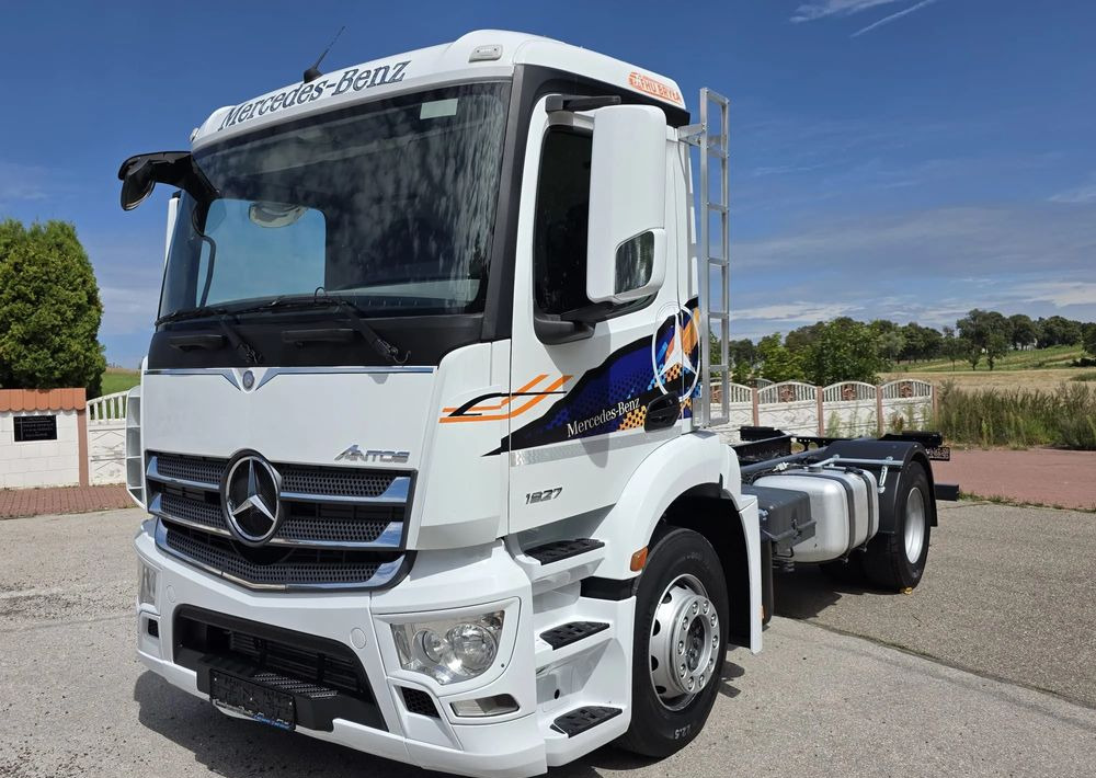 Mercedes-Benz ANTOS 1827 / ATEGO / ACTROS / E6 / ROZSTAW OSI 3.75M / WYWROT / BECZKA / UTRZYMANIE DRÓG / HAKOWIEC / SPROWADZONY / PIERWSZY WŁAŚCICIEL / STAN BDB - Autocarro telaio: foto 1 Mercedes-Benz ANTOS 1827 / ATEGO / ACTROS / E6 / ROZSTAW OSI 3.75M / WYWROT / BECZKA / UTRZYMANIE DRÓG / HAKOWIEC / SPROWADZONY / PIERWSZY WŁAŚCICIEL / STAN BDB - Autocarro telaio: foto 1