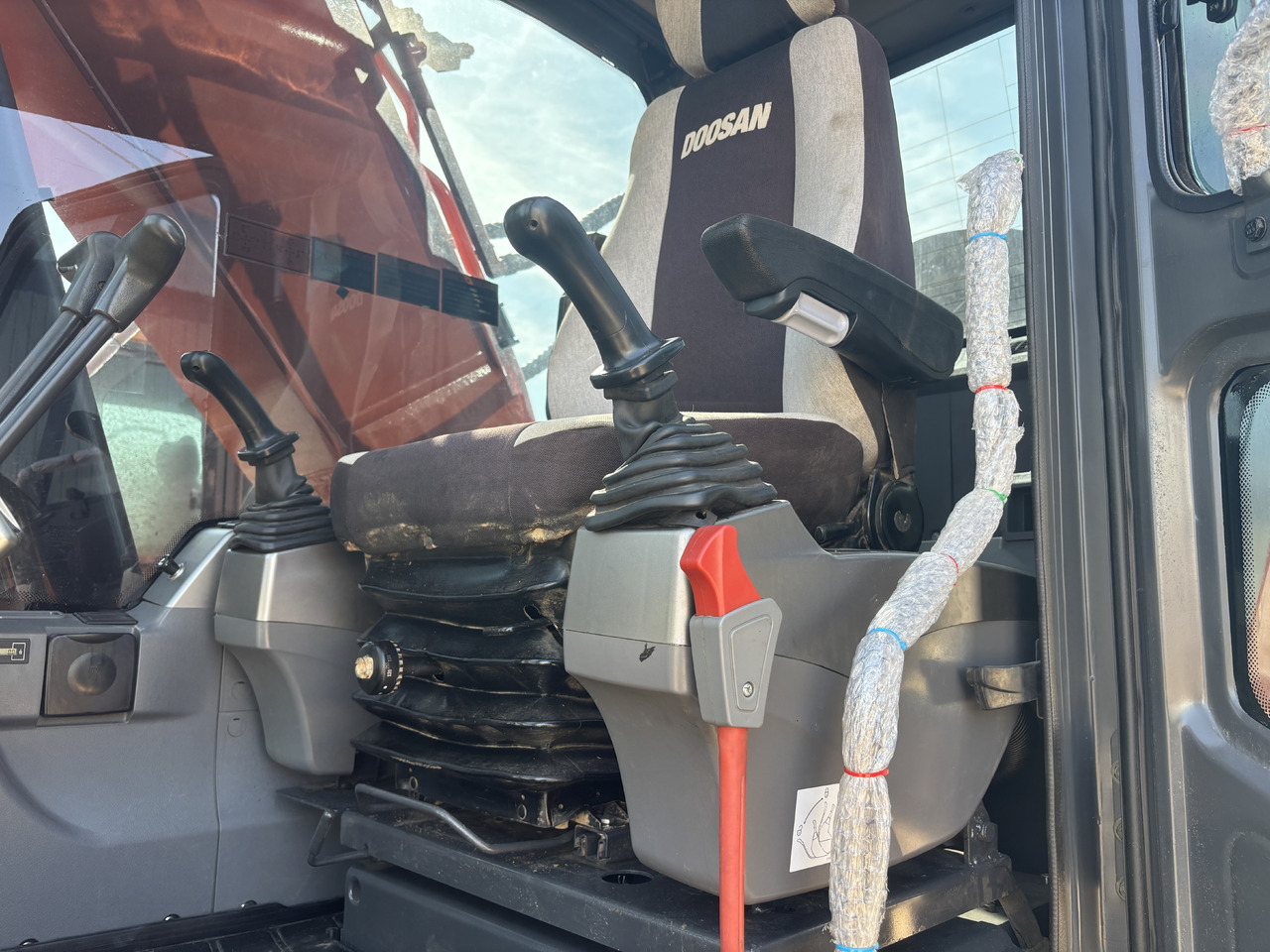 DOOSAN Korea imports doosan DX225 - Escavatore cingolato: foto 5 DOOSAN Korea imports doosan DX225 - Escavatore cingolato: foto 5