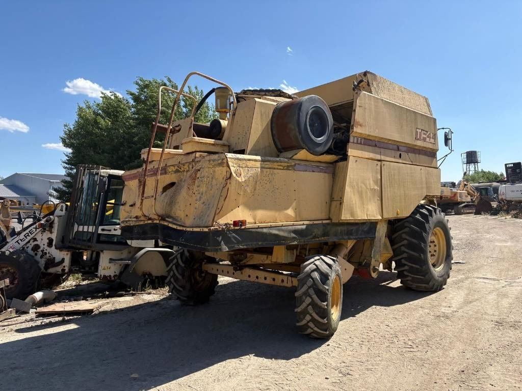 New Holland TF 44 - Mietitrebbia: foto 2 New Holland TF 44 - Mietitrebbia: foto 2