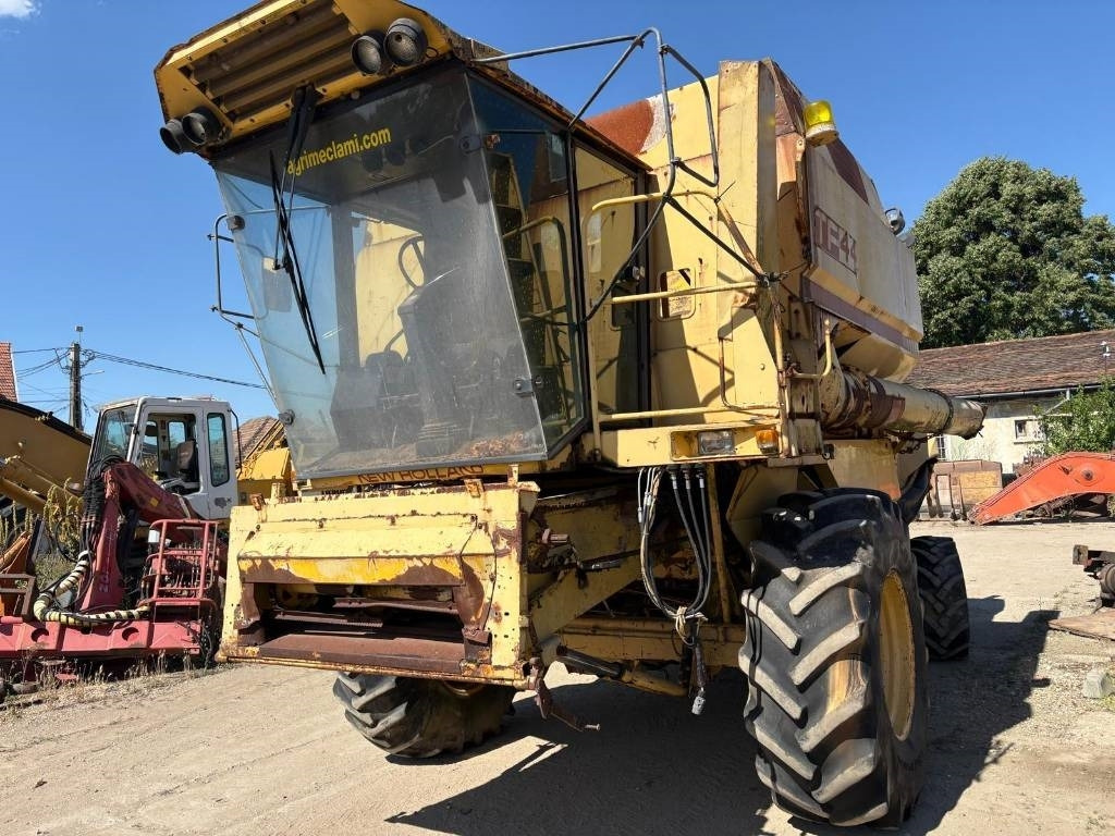 New Holland TF 44 - Mietitrebbia: foto 1 New Holland TF 44 - Mietitrebbia: foto 1