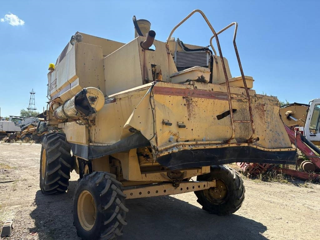 New Holland TF 44 - Mietitrebbia: foto 3 New Holland TF 44 - Mietitrebbia: foto 3