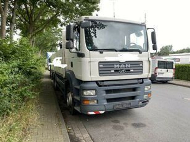 MAN 26.320 Pritsche mit Kran Tirre 170 - Autocarro con pianale/ Cassone fisso, Camion con gru: foto 2 MAN 26.320 Pritsche mit Kran Tirre 170 - Autocarro con pianale/ Cassone fisso, Camion con gru: foto 2