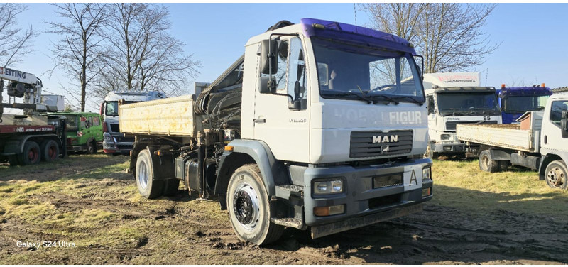 MAN TGM 18.220 4x2 3.S-Kipper mit Kran - Autocarro ribaltabile, Camion con gru: foto 1 MAN TGM 18.220 4x2 3.S-Kipper mit Kran - Autocarro ribaltabile, Camion con gru: foto 1