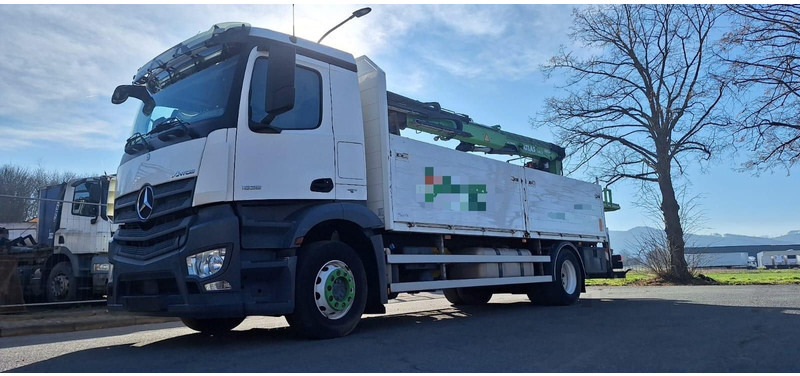 Mercedes-Benz 1835 Antos 4x2 Klima 1-Hand - Autocarro con pianale/ Cassone fisso, Camion con gru: foto 1 Mercedes-Benz 1835 Antos 4x2 Klima 1-Hand - Autocarro con pianale/ Cassone fisso, Camion con gru: foto 1