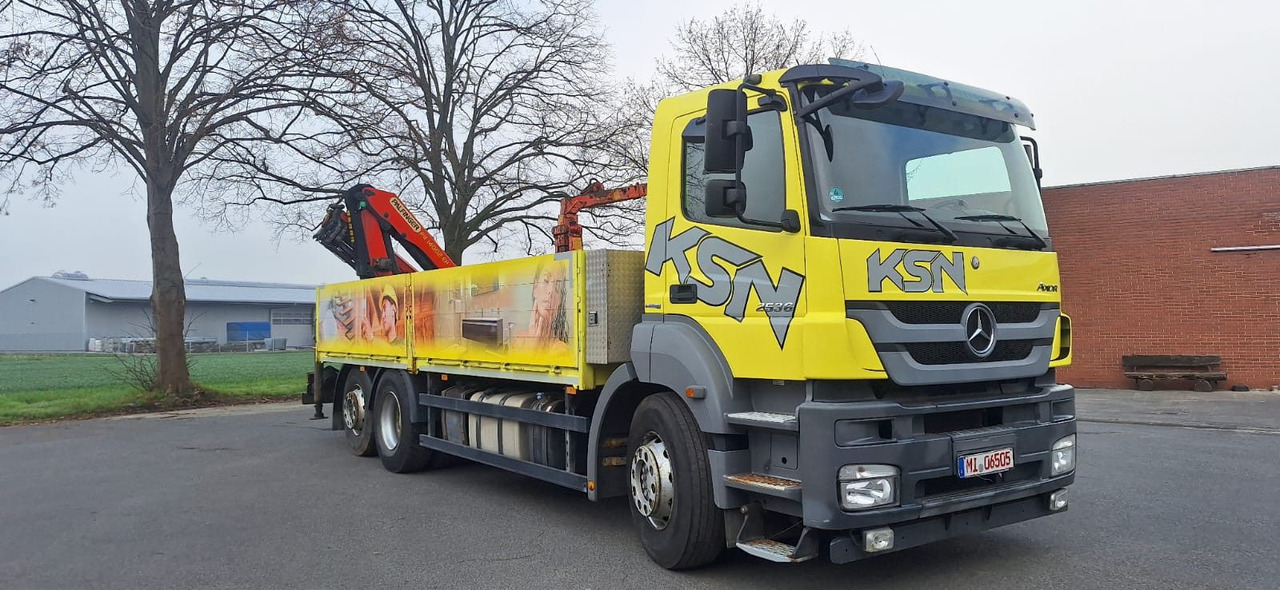 Mercedes-Benz 2636 Axor 3-Achser 6x2 mit Kran PK14002+Funk - Autocarro con pianale/ Cassone fisso, Camion con gru: foto 1 Mercedes-Benz 2636 Axor 3-Achser 6x2 mit Kran PK14002+Funk - Autocarro con pianale/ Cassone fisso, Camion con gru: foto 1