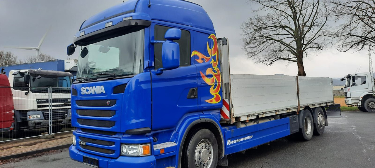 Scania G440 Pritsche 6x2 Kran am Heck vor. - Autocarro con pianale/ Cassone fisso, Camion con gru: foto 1 Scania G440 Pritsche 6x2 Kran am Heck vor. - Autocarro con pianale/ Cassone fisso, Camion con gru: foto 1