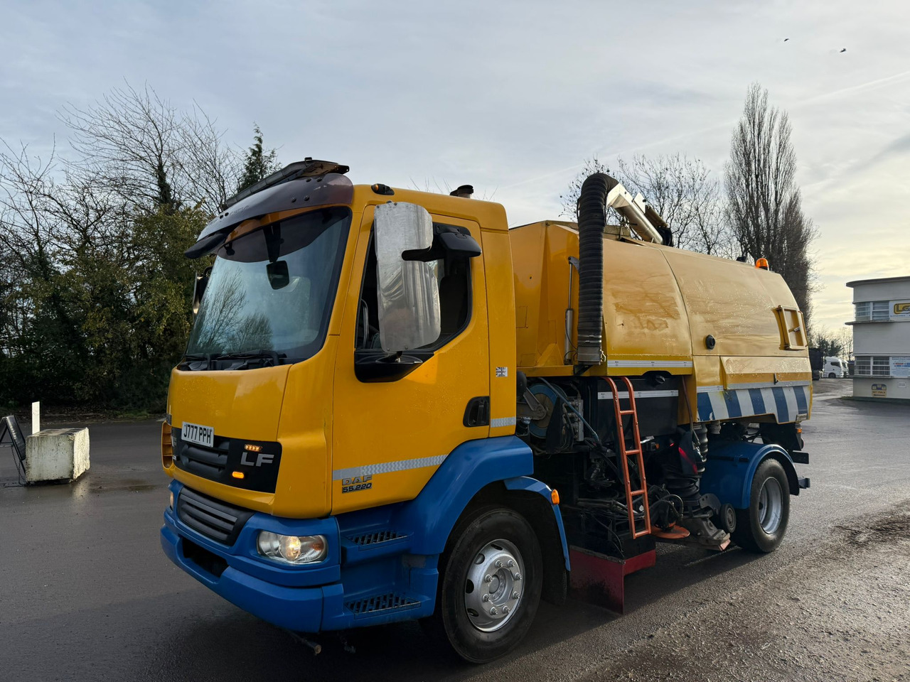 2010 DAF LF 55.220 Road Sweeper - Autocarro con pianale/ Cassone fisso: foto 2 2010 DAF LF 55.220 Road Sweeper - Autocarro con pianale/ Cassone fisso: foto 2