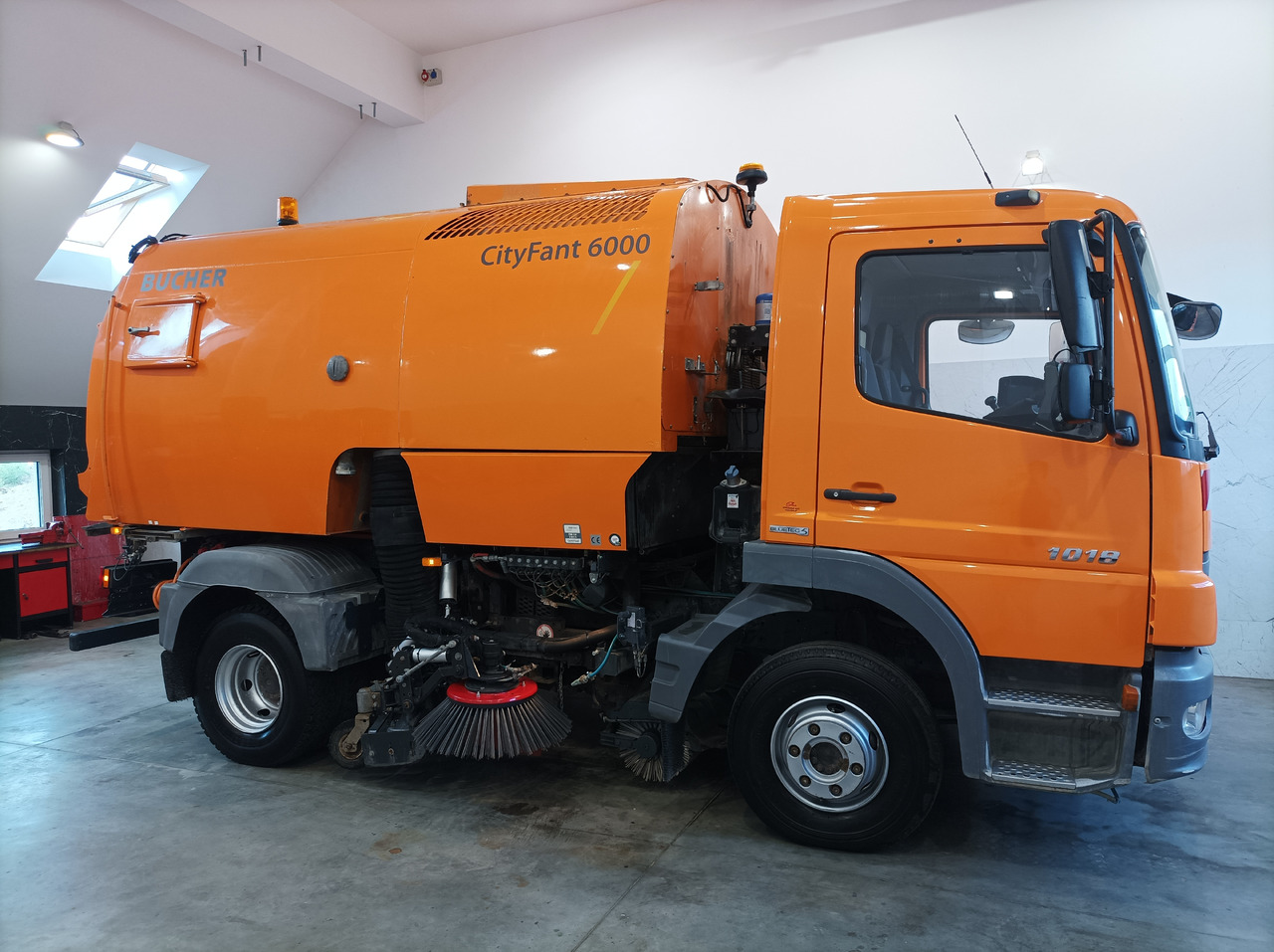 MERCEDES-BENZ Atego 1018 Zamiatarka Kehrmaschine BUCHER Szczotki L/R PM10 2 Silniki 2012r - Spazzatrice stradale: foto 5 MERCEDES-BENZ Atego 1018 Zamiatarka Kehrmaschine BUCHER Szczotki L/R PM10 2 Silniki 2012r - Spazzatrice stradale: foto 5