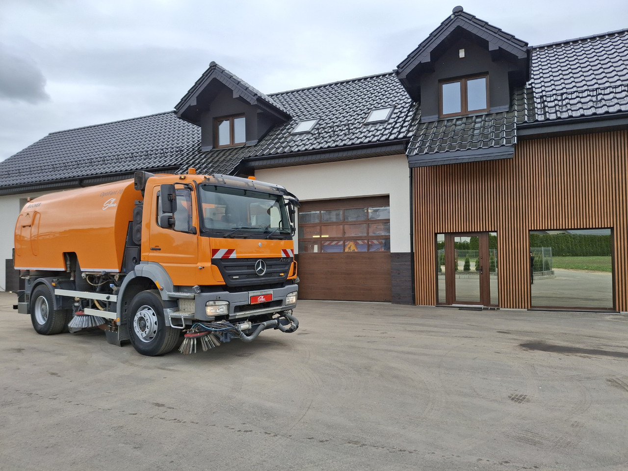 MERCEDES-BENZ Axor 1823 Zamiatarka Kehrmaschine BUCHER 2 Motoren Szczotki L/R Sweeper - Spazzatrice stradale: foto 1 MERCEDES-BENZ Axor 1823 Zamiatarka Kehrmaschine BUCHER 2 Motoren Szczotki L/R Sweeper - Spazzatrice stradale: foto 1