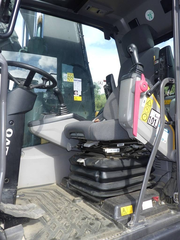 Escavatore gommato Volvo EW 220 E: foto 9
