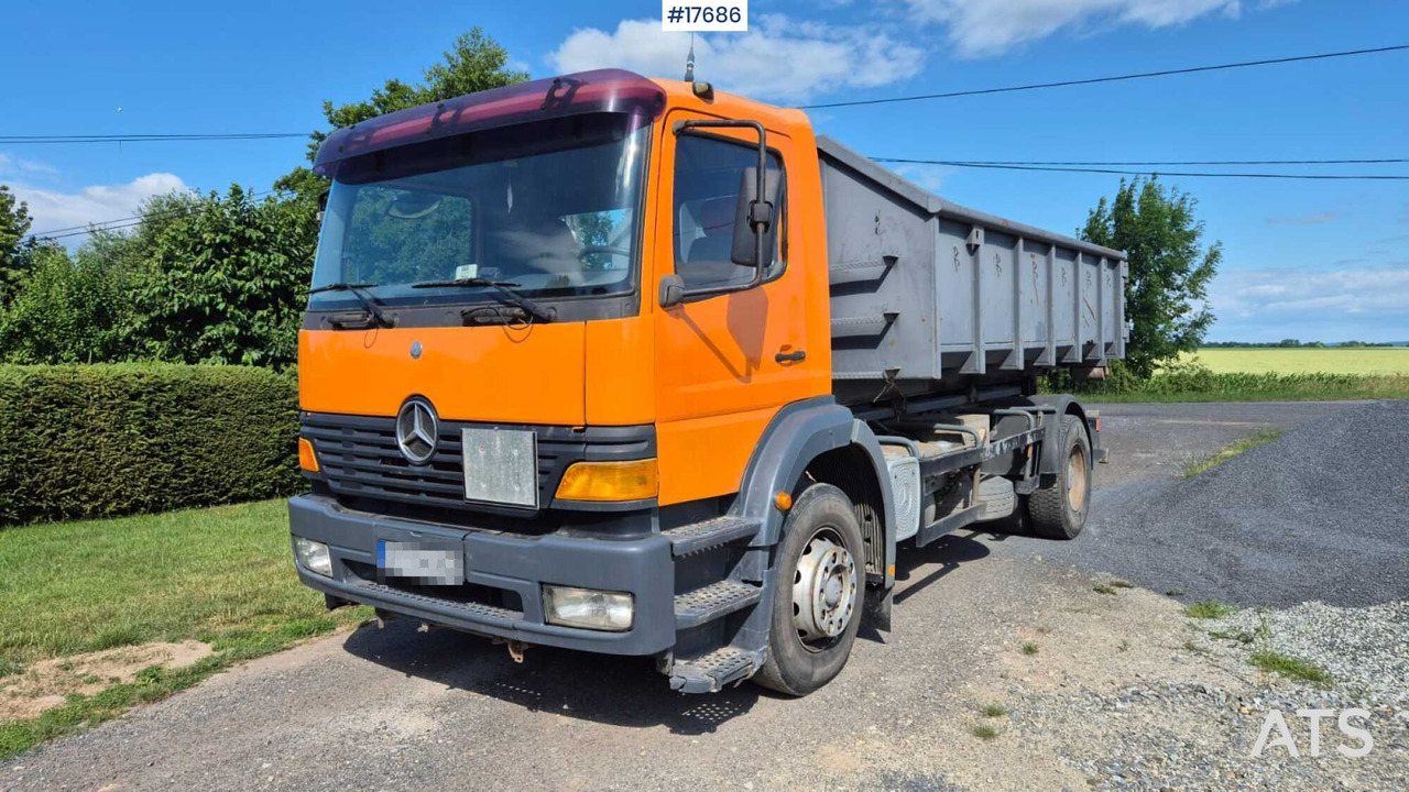 Mercedes-Benz 1828 hooklift (1999) two containers - Autocarro scarrabile: foto 1 Mercedes-Benz 1828 hooklift (1999) two containers - Autocarro scarrabile: foto 1