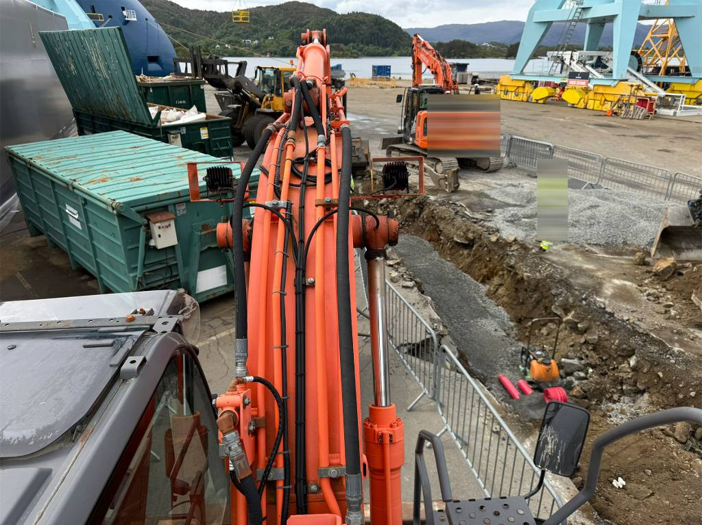 Escavatore gommato Hitachi ZX 140 W-3: foto 18