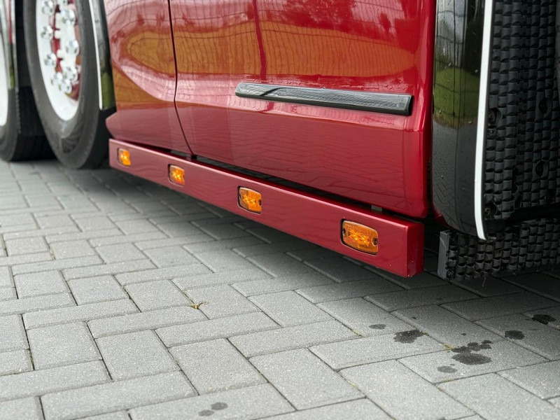 Scania S580 V8 NGS SHOWTRUCK, VOLLUCHT, RETARDER, LEER, GESTUURD. - Trattore stradale: foto 4 Scania S580 V8 NGS SHOWTRUCK, VOLLUCHT, RETARDER, LEER, GESTUURD. - Trattore stradale: foto 4