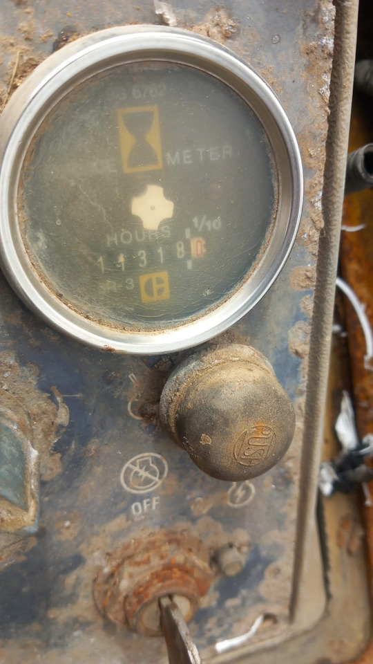 Macchina da cantiere CATERPILLAR 953: foto 12 Macchina da cantiere CATERPILLAR 953: foto 12