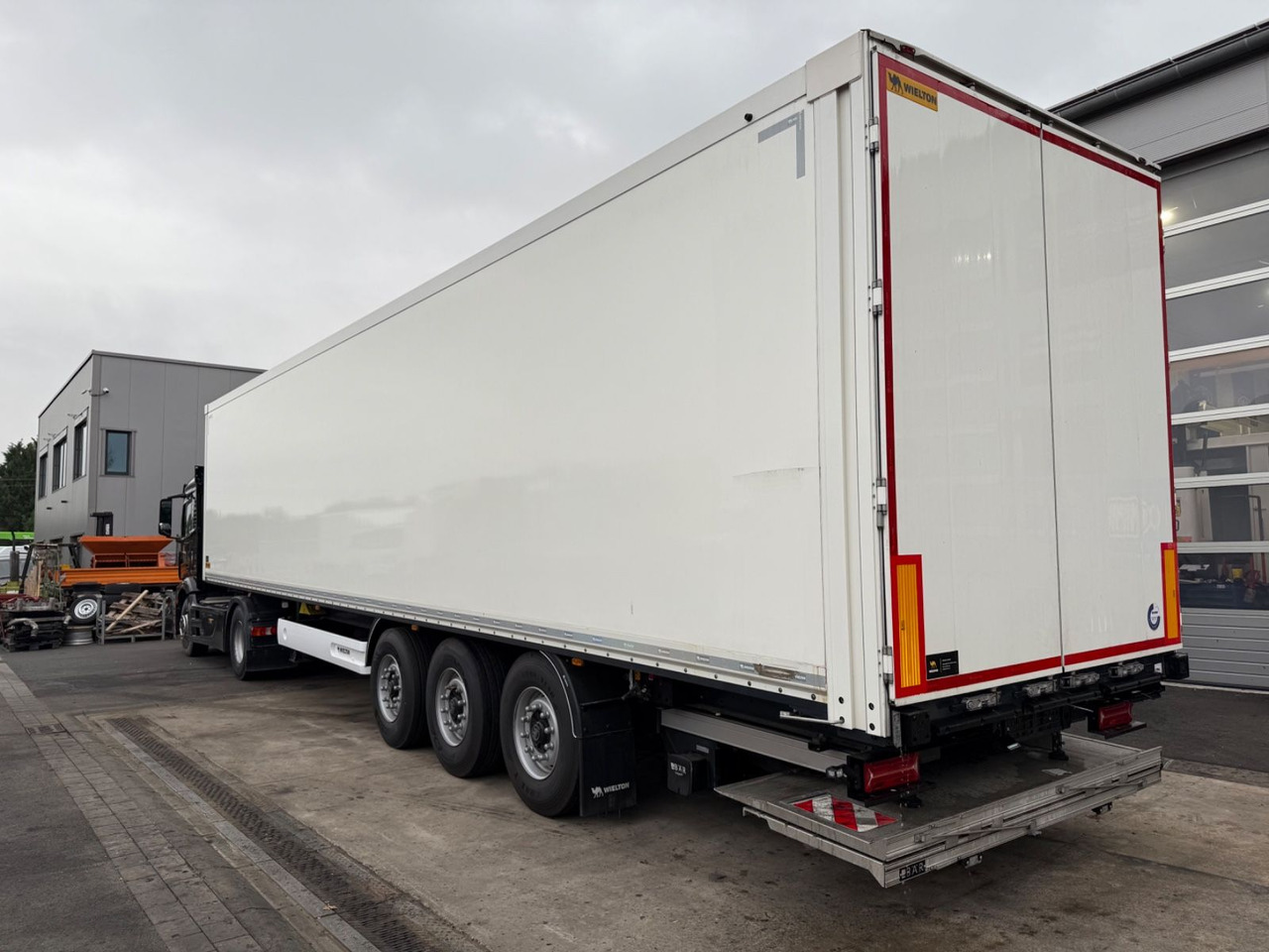 Wielton NSF3DryMaster/Ladebordwand/LBW/Standard/Taillift - Semirimorchio furgonato: foto 1 Wielton NSF3DryMaster/Ladebordwand/LBW/Standard/Taillift - Semirimorchio furgonato: foto 1