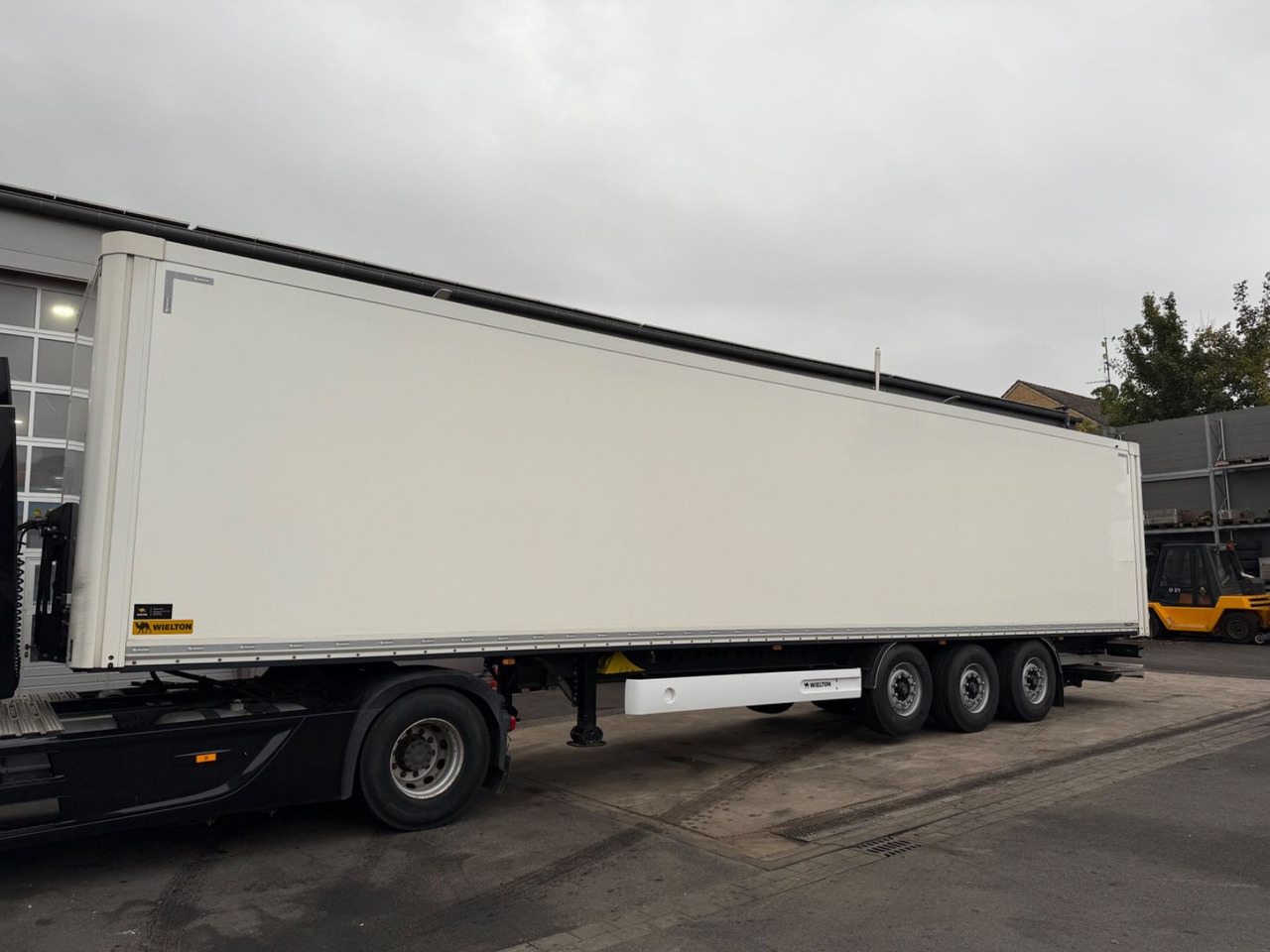 Wielton NSF3DryMaster/Ladebordwand/LBW/Standard/Taillift - Semirimorchio furgonato: foto 2 Wielton NSF3DryMaster/Ladebordwand/LBW/Standard/Taillift - Semirimorchio furgonato: foto 2