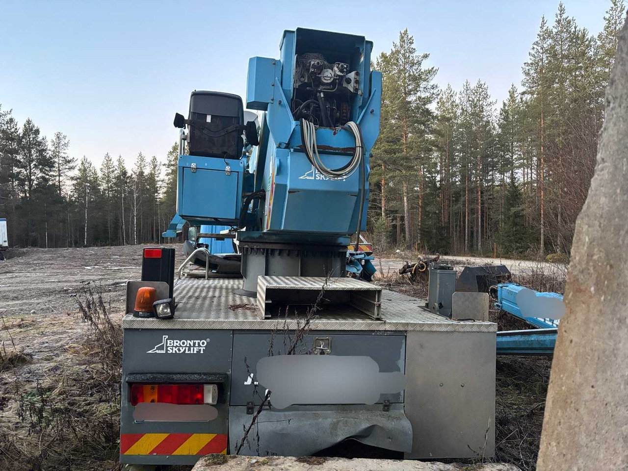 Scania P94 truck and Bronto Skylift telescopic crane - Camion con gru: foto 4 Scania P94 truck and Bronto Skylift telescopic crane - Camion con gru: foto 4