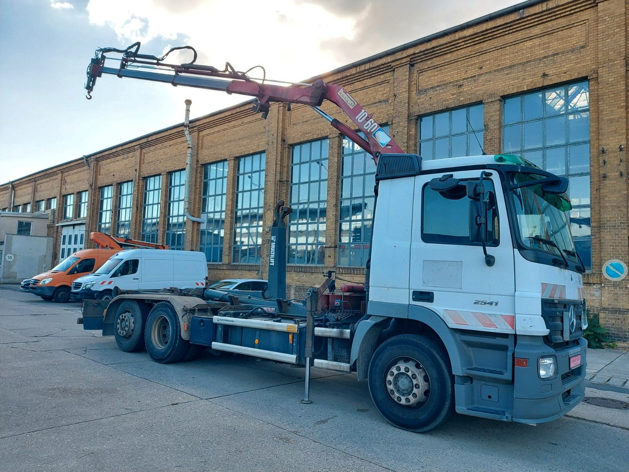 Mercedes-Benz Actros 6-Zyl. 2541 HMF KRAN ABROLLKIPPER - Autocarro scarrabile, Camion con gru: foto 1 Mercedes-Benz Actros 6-Zyl. 2541 HMF KRAN ABROLLKIPPER - Autocarro scarrabile, Camion con gru: foto 1