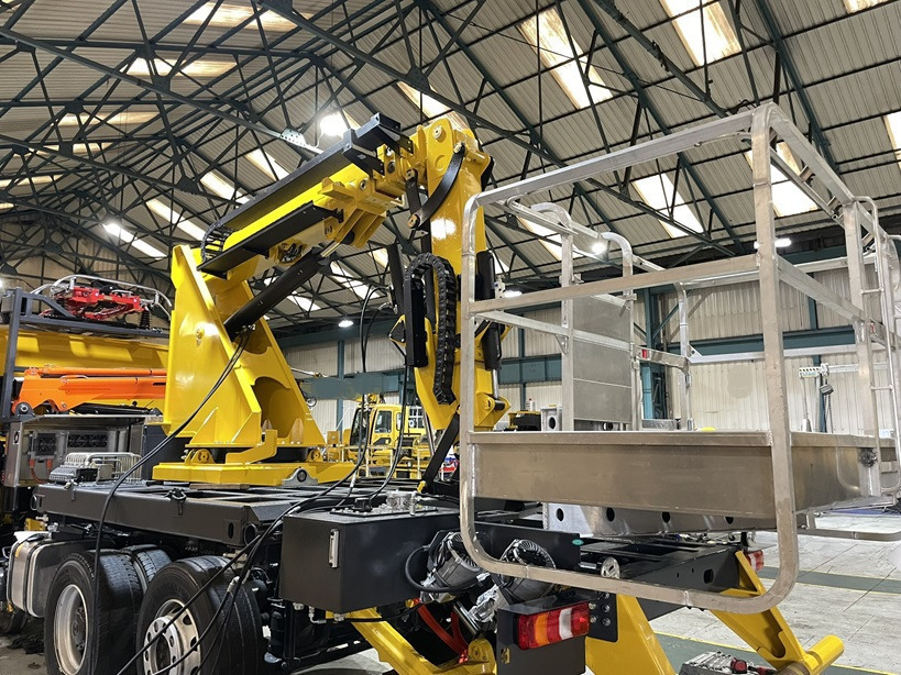 Inbiuro Mercedes Econic - Piattaforma autocarrata: foto 1 Inbiuro Mercedes Econic - Piattaforma autocarrata: foto 1