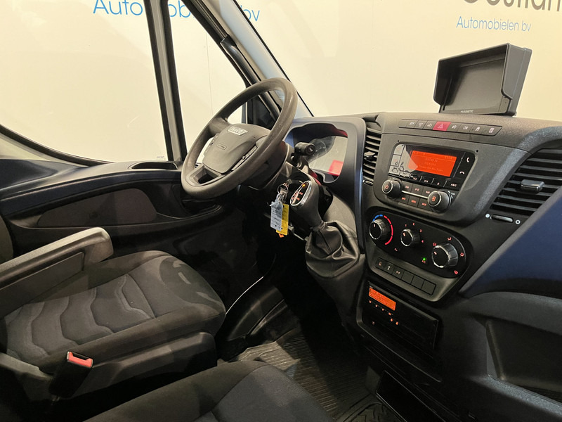 Iveco 65C18 3.0 Automaat Open Laadbak / Mobiele Werkplaats / Bott Inrichting / Euro 6 / Airco / Cruise Control / Trekhaak / Camera / 3-Zits / 55.400 KM !! C-Rijbewijs !! - Furgone con cassone fisso: foto 3 Iveco 65C18 3.0 Automaat Open Laadbak / Mobiele Werkplaats / Bott Inrichting / Euro 6 / Airco / Cruise Control / Trekhaak / Camera / 3-Zits / 55.400 KM !! C-Rijbewijs !! - Furgone con cassone fisso: foto 3