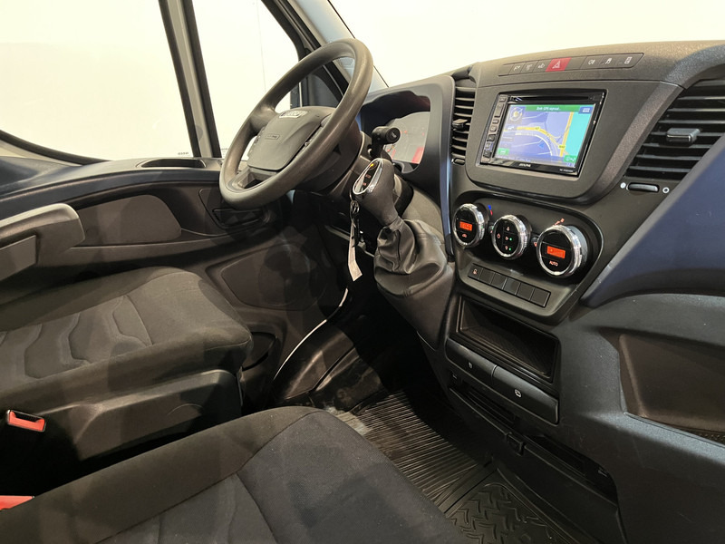 Iveco Daily 35S18D 3.0 375 Automaat Open Laadbak / Hiab Kraan / Euro 6 / Trekhaak 3500 KG / Airco / Camera / Navigatie / 3-Zits / 67.000 KM !! - Furgone con cassone fisso: foto 3 Iveco Daily 35S18D 3.0 375 Automaat Open Laadbak / Hiab Kraan / Euro 6 / Trekhaak 3500 KG / Airco / Camera / Navigatie / 3-Zits / 67.000 KM !! - Furgone con cassone fisso: foto 3