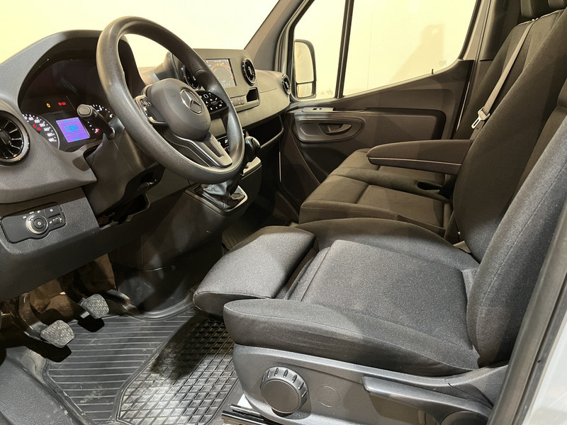 Mercedes-Benz Sprinter 315 CDI L3 RWD Open Laadbak / Euro 6 / Airco / MBUX / CarPlay / Navigatie / 3-Zits / 75.200 KM !! / BPM VRIJ !! - Furgone con cassone fisso: foto 5 Mercedes-Benz Sprinter 315 CDI L3 RWD Open Laadbak / Euro 6 / Airco / MBUX / CarPlay / Navigatie / 3-Zits / 75.200 KM !! / BPM VRIJ !! - Furgone con cassone fisso: foto 5