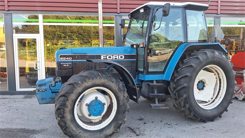 Ford 8240 - Trattore: foto 1 Ford 8240 - Trattore: foto 1
