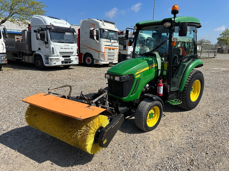 John Deere 3720 M/ Hydraulisk kost - Trattore piccolo: foto 1 John Deere 3720 M/ Hydraulisk kost - Trattore piccolo: foto 1